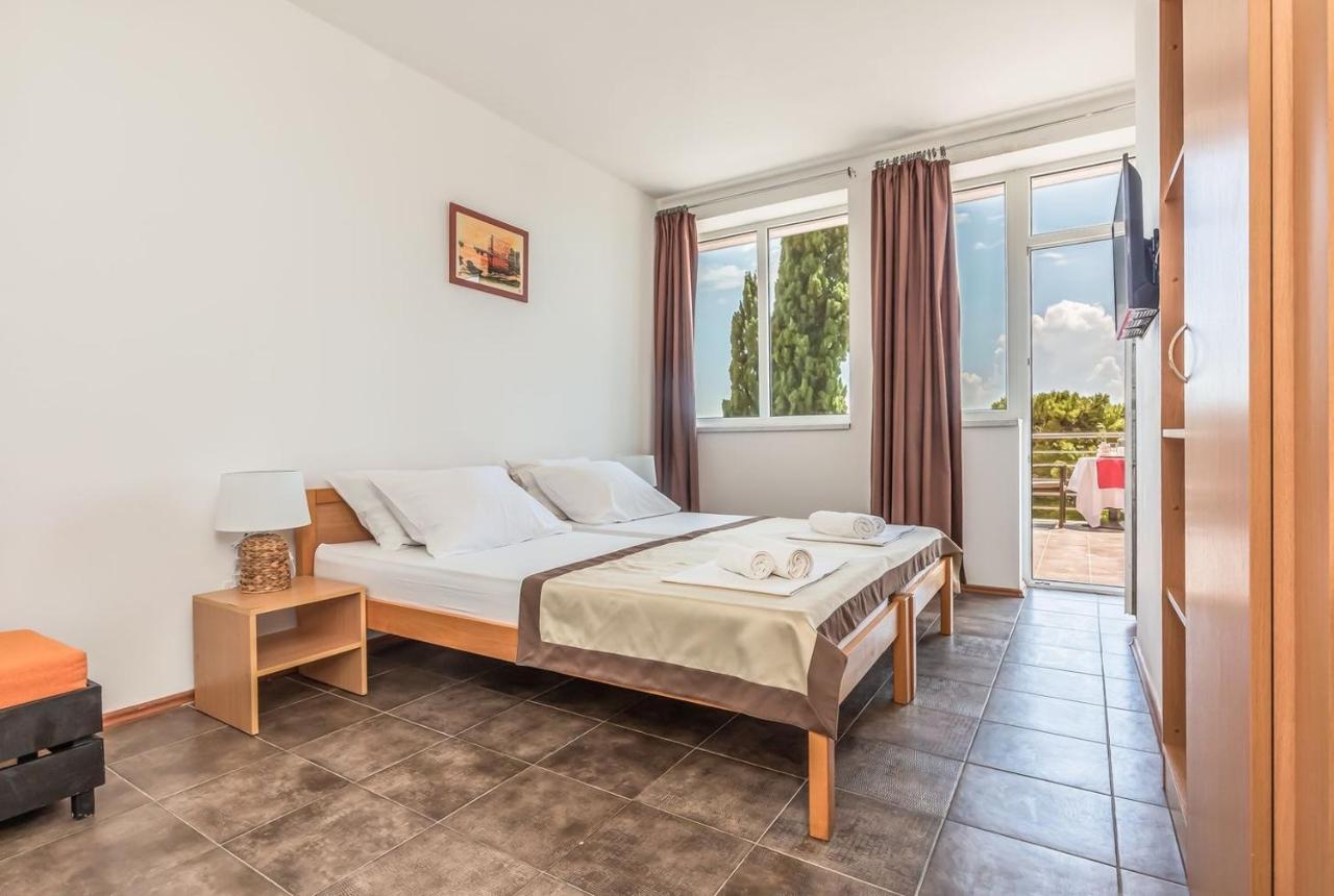 Motel Ljetni Raj Baska Voda Luaran gambar